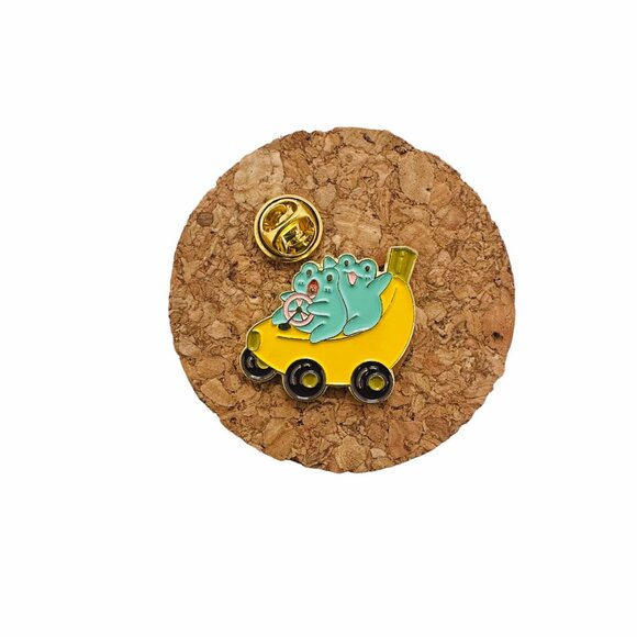 ☀️Oz Fun Frogs Enamel Pin Banana Fuit Car Cartoon Animal Brooch Yellow New☀️ - Picture 5 of 7